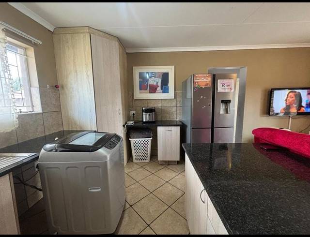2 BEDROOM APARTMENT FOR SALE IN FLORIDA GLEN